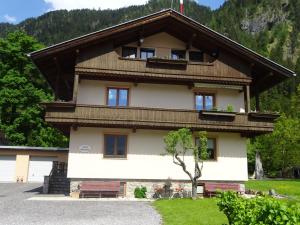 een gebouw met ramen en een dak bij Ferienwohnung Rita Kröll in Mayrhofen