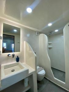 Ванна кімната в The Muses of Santorini Private Jacuzzi Suites
