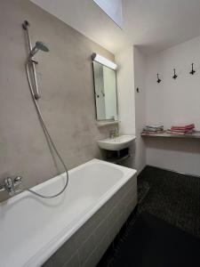 een badkamer met een bad en een wastafel bij Ferienwohnung Rita Kröll in Mayrhofen