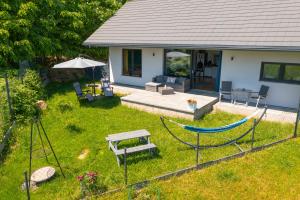 Vonkajšia záhrada v ubytovaní Domek Ale Fajnie - taras z widokiem na góry + 25 fotografií