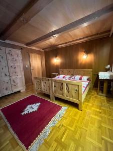 een slaapkamer met 2 bedden en een rood tapijt bij Ferienwohnung Rita Kröll in Mayrhofen