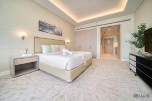 Postel nebo postele na pokoji v ubytování Heavenly Studio at The Palm Tower Palm Jumeirah by Deluxe Holiday Homes