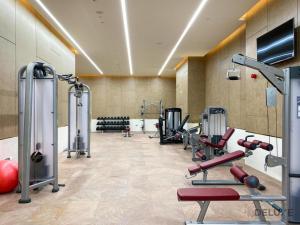 Fitness centrum a/nebo fitness zařízení v ubytování Heavenly Studio at The Palm Tower Palm Jumeirah by Deluxe Holiday Homes