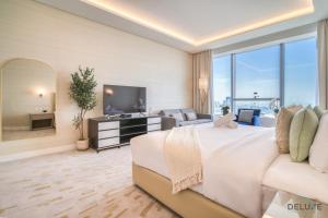 Postel nebo postele na pokoji v ubytování Heavenly Studio at The Palm Tower Palm Jumeirah by Deluxe Holiday Homes