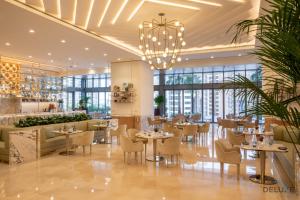 Restaurace v ubytování Heavenly Studio at The Palm Tower Palm Jumeirah by Deluxe Holiday Homes