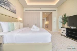 Postel nebo postele na pokoji v ubytování Heavenly Studio at The Palm Tower Palm Jumeirah by Deluxe Holiday Homes