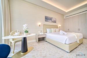 Postel nebo postele na pokoji v ubytování Heavenly Studio at The Palm Tower Palm Jumeirah by Deluxe Holiday Homes