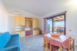 Køkken eller tekøkken på Myosotis Terrace by DomusAway