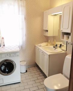 ein Badezimmer mit einem Waschbecken und einer Waschmaschine in der Unterkunft Vigra vintage in Vigra