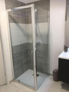 Ένα μπάνιο στο Appartement neuf pontaillac
