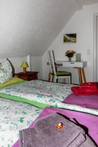 a bedroom with a bed and a desk with a chair at Ferienwohnung am Sachsenring 