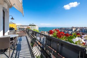 - un balcon fleuri offrant une vue sur la ville dans l'établissement Juno Hotel Taksim, à Istanbul