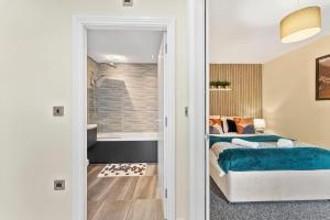 a bedroom with a bed and a window at Boutique Apartment - Parking - Sleeps 4 in Leeds