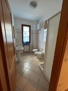 a bathroom with a toilet and a sink and a toilet istg at Residence San Francesco in Pomarance