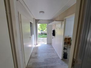 un corridoio che conduce a una camera con un corridoio che conduce a una porta di Landelijke gelegen Lodge a Driebergen