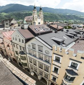 uma vista superior de uma cidade com edifícios e uma igreja em Odilia - Historic City Apartments - center of Brixen, WLAN and Brixencard included em Bressanone
