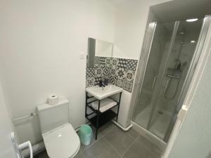 La salle de bains est pourvue de toilettes, d'une douche et d'un lavabo. dans l'établissement Class'Eco Chambly, à Chambly