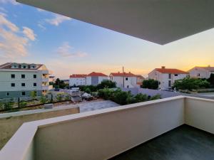 una vista dal balcone di un edificio di Villa Poseidon a Novalja (Novaglia)