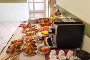 stół z talerzami żywności i drukarką w obiekcie Villa Cassia w miejscowości Mali Lošinj