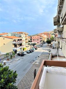 - Balcón con vistas a una calle de la ciudad en Casa MARINA en Scalea