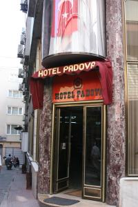 イスタンブールにあるHotel Padovaの建物脇のホテルサイン