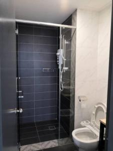 Un baño con inodoro y ducha de cristal. en Condo with great view in PJ, en Petaling Jaya