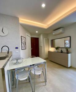 a kitchen and living room with a table and chairs at Le Suite con terrazzo Abitare Roma in Rome