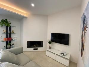 A television and/or entertainment centre at Le Suite con terrazzo Abitare Roma