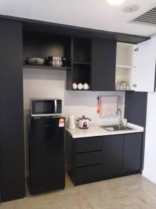 cocina con nevera negra y microondas en Condo with great view in PJ, en Petaling Jaya 8 fotos más