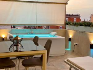 The swimming pool at or close to Le Suite con terrazzo Abitare Roma