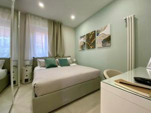 A bed or beds in a room at Le Suite con terrazzo Abitare Roma Még 13 kép