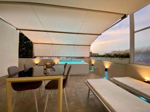 The swimming pool at or close to Le Suite con terrazzo Abitare Roma