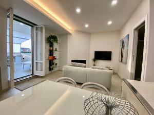 A television and/or entertainment centre at Le Suite con terrazzo Abitare Roma