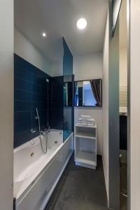 罗马加州酒店的带浴缸、淋浴和盥洗盆的浴室