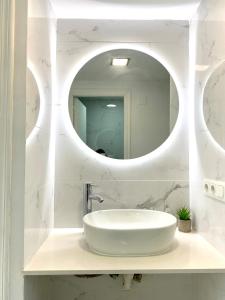 Baño blanco con lavabo y espejo en NUEVO !!! Apartamento Peñíscola Playa con piscinas y tenis, en Peñíscola