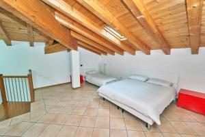 1 dormitorio con cama y techo de madera en Affittimoderni Bergamo Metro BGCO07, en Bérgamo