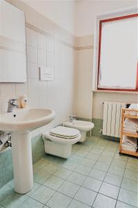 y baño con lavamanos, aseo y lavamanos. en Affittimoderni Bergamo Metro BGCO07, en Bérgamo