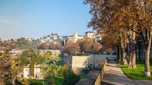 una ciudad con una pared, árboles y edificios en Affittimoderni Bergamo Metro BGCO07, en Bérgamo