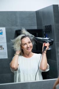 Una mujer que se corta el pelo en una peluquería en Women's Only Hostel - Female Only, en Praga
