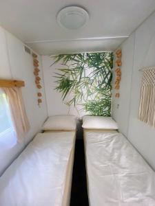 Postel nebo postele na pokoji v ubytování Domek z widokiem na las