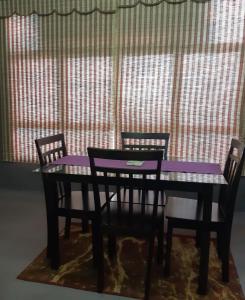 クアにあるROOMMATE STUDIOのテーブル(椅子2脚、紫のテーブル、椅子付)