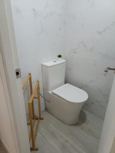 baño con aseo blanco en una habitación en NUEVO !!! Apartamento Peñíscola Playa con piscinas y tenis, en Peñíscola