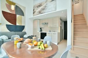 una mesa con fruta en la sala de estar en Duplex Gwenan - Maisonnette proche plage, en Saint-Cast-le-Guildo