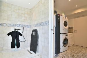 baño con lavadora y secadora en una habitación en Duplex Gwenan - Maisonnette proche plage, en Saint-Cast-le-Guildo