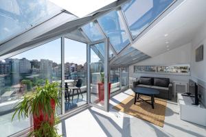 Juno Hotel Taksim في إسطنبول: غرفة معيشة مفتوحة مع أسقف ونوافذ زجاجية +155 صورة