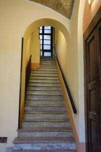 uma escada que conduz a um edifício em Rosetta Burger Queen em Cagliari