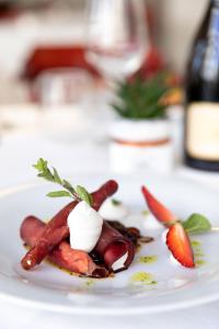 een bord met wortelen en aardbeien bij Hotel Plaza in Cattolica