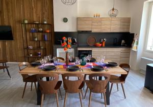 a wooden table with chairs and a dining room at Gîte à Villeréal avec spa in Villeréal