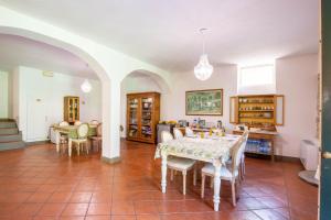 een keuken en eetkamer met een tafel en stoelen bij Casa Palmira in Polcanto