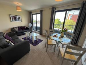 a living room with a couch and a table at Two Bed Flat White Star Place in Southampton